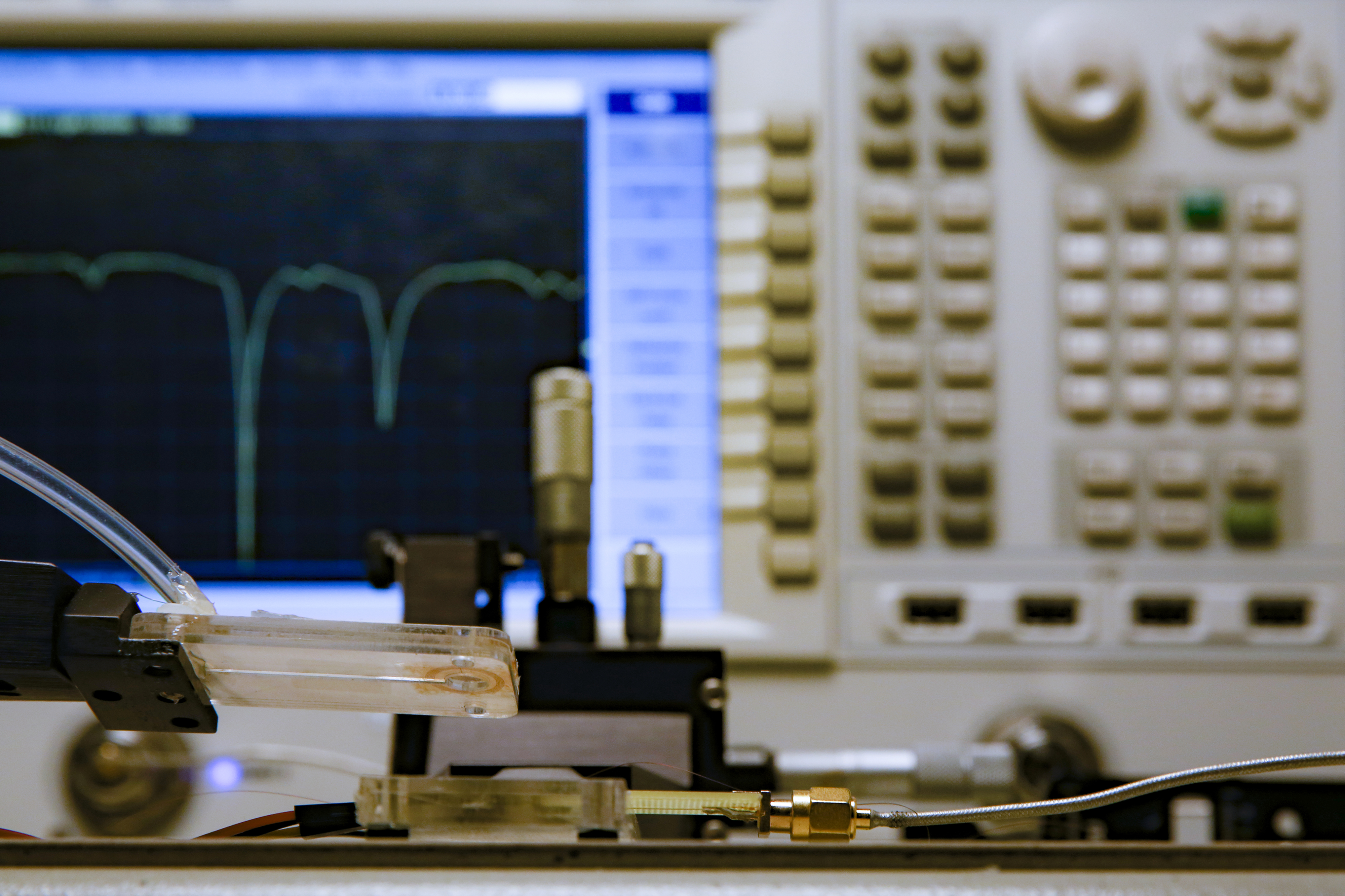 Wireless pressure microsensor which is read by parity-time symmetric telemetry technique